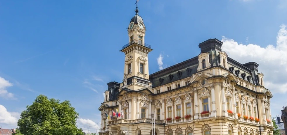 Zdjęcie przedstawiające budynek w którym znajduje się urząd, plecak awaryjny